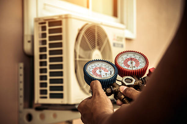 Professional Emergency Hvac technician working in Hoffman Estates, IL